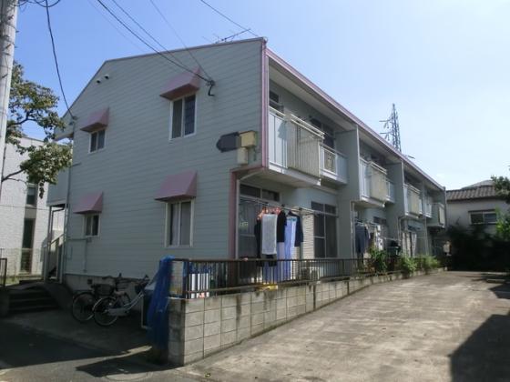 閑静な住宅地にあるアパートです。