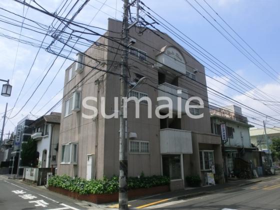 閑静な住宅地にあるマンションです。