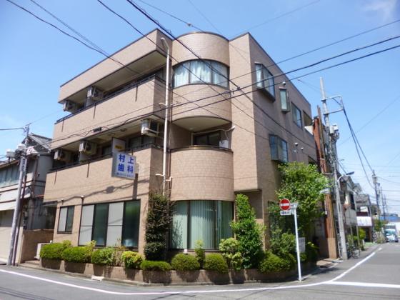 閑静な住宅街に立地！三階建てのマンションです☆