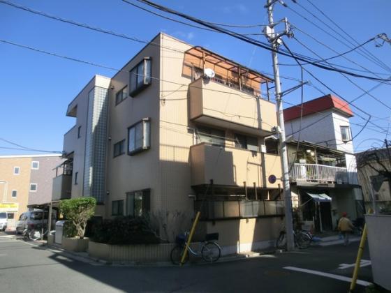 閑静な住宅地にあるタイル張りのマンションです。