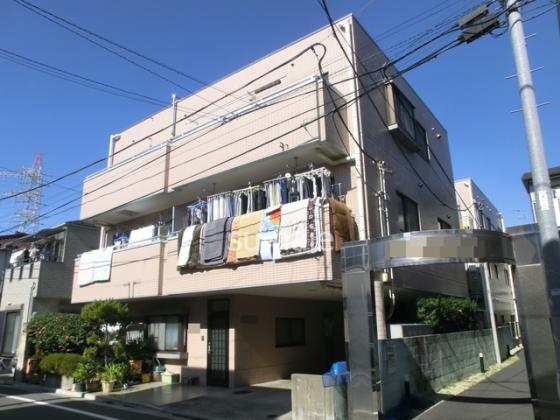 閑静な住宅街にあるマンションです。