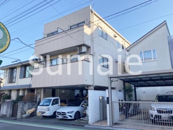 閑静な住宅街にあるマンションです。