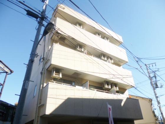 閑静な住宅街に立地する4階建てマンション☆