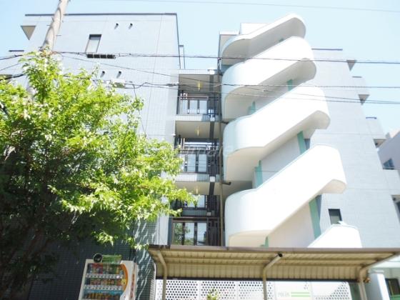 鉄筋コンクリート造の5階建て♪